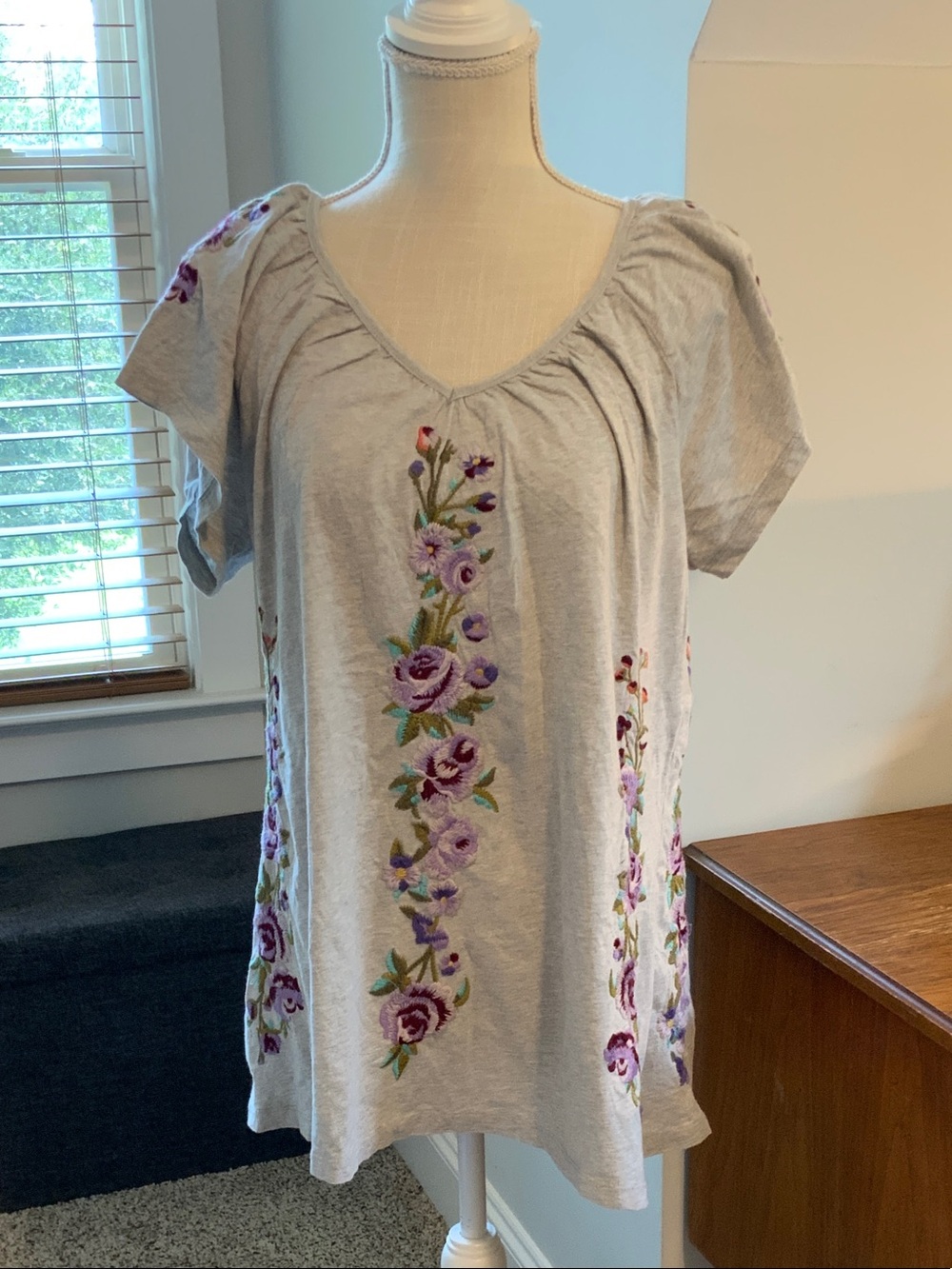 VINTAGE JWLA Heather Gray Floral Embroidered V-Neck Women’s Tee